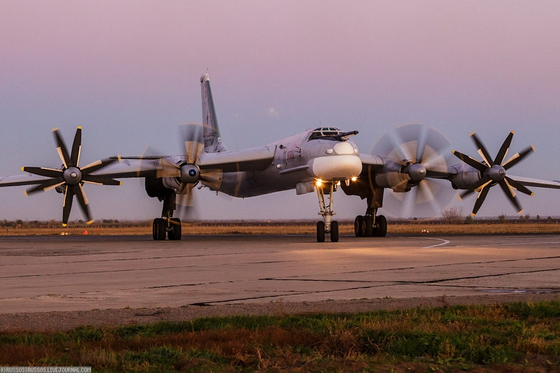 Oanh tạc cơ Tu-95MS.