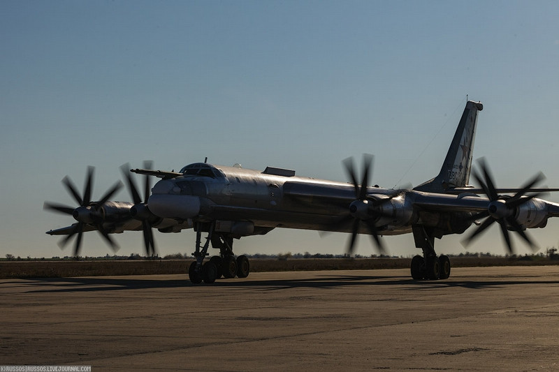 Oanh tạc cơ Tu-95MS.