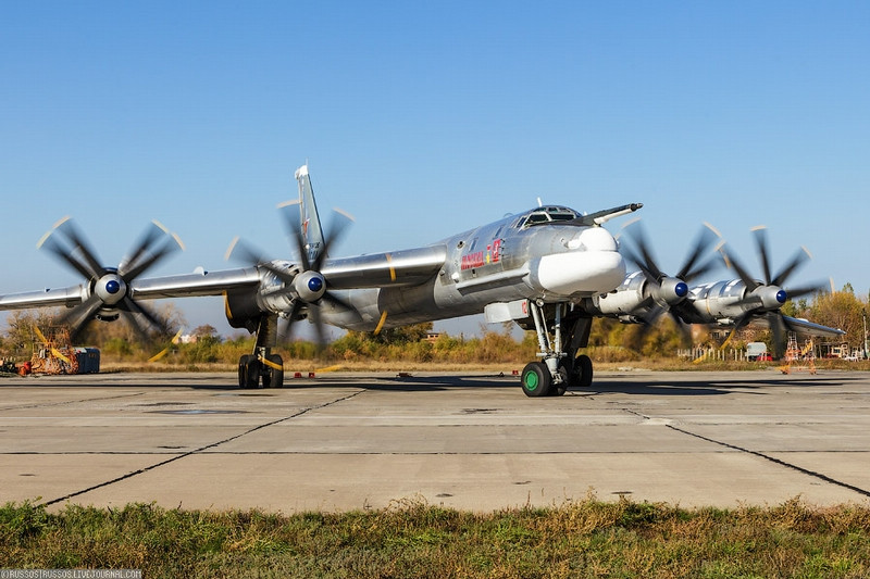 Oanh tạc cơ Tu-95MS.