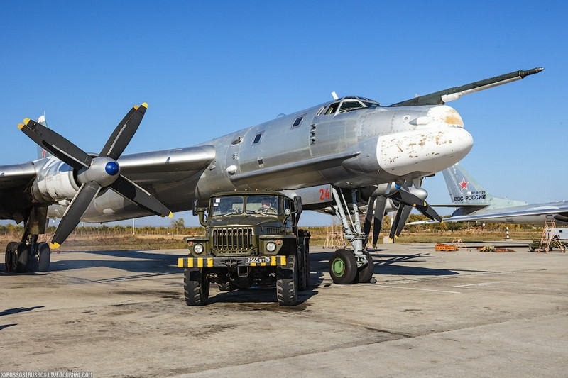 Oanh tạc cơ Tu-95MS.