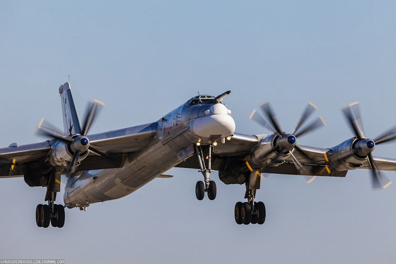 Oanh tạc cơ Tu-95MS.