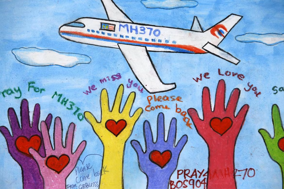 Cho đến giờ chiếc máy bay MH370 vẫn chưa tìm thấy xác, người ta vẫn cầu nguyện cho nó quay trở về dù biết đó là điều vô vọng Cho đến giờ chiếc máy bay MH370 vẫn chưa tìm thấy xác, người ta vẫn cầu nguyện cho nó quay trở về dù biết đó là điều vô vọng
