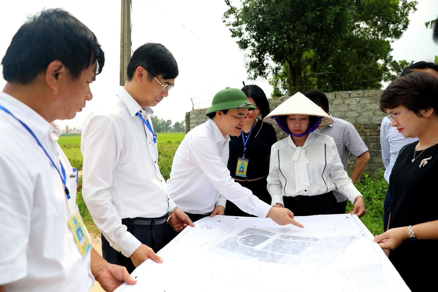 Bộ trưởng Bộ Giáo dục và Đào tạo Phùng Xuân Nhạ thăm khu đô thị Chạp Khê (thành phố Uông Bí) phục vụ cho định hướng phát triển Đại học Hạ Long giai đoạn tới. (Ảnh: CTV) Bộ trưởng Bộ Giáo dục và Đào tạo Phùng Xuân Nhạ thăm khu đô thị Chạp Khê (thành phố Uông Bí) phục vụ cho định hướng phát triển Đại học Hạ Long giai đoạn tới. (Ảnh: CTV)