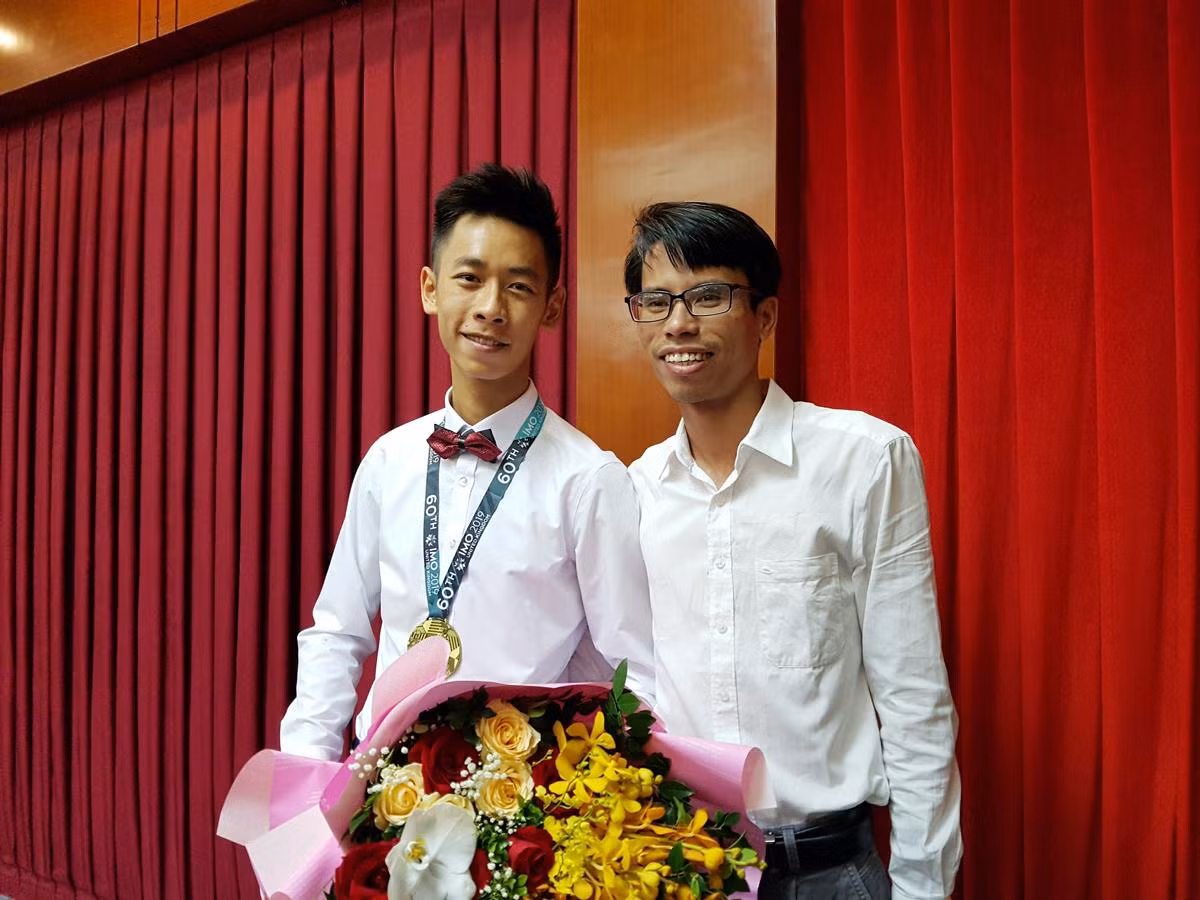 Thầy giáo Lê Đức Thịnh và em Nguyễn Thuận Hưng đoạt huy chương Vàng Olympic Toán quốc tế 2019 (Ảnh: Lã Tiến)