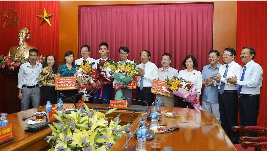 Lãnh đạo thành phố Hải Phòng trao thưởng thầy giáo Lê Đức Thịnh và em Nguyễn Thuận Hưng (Ảnh: Lã Tiến)