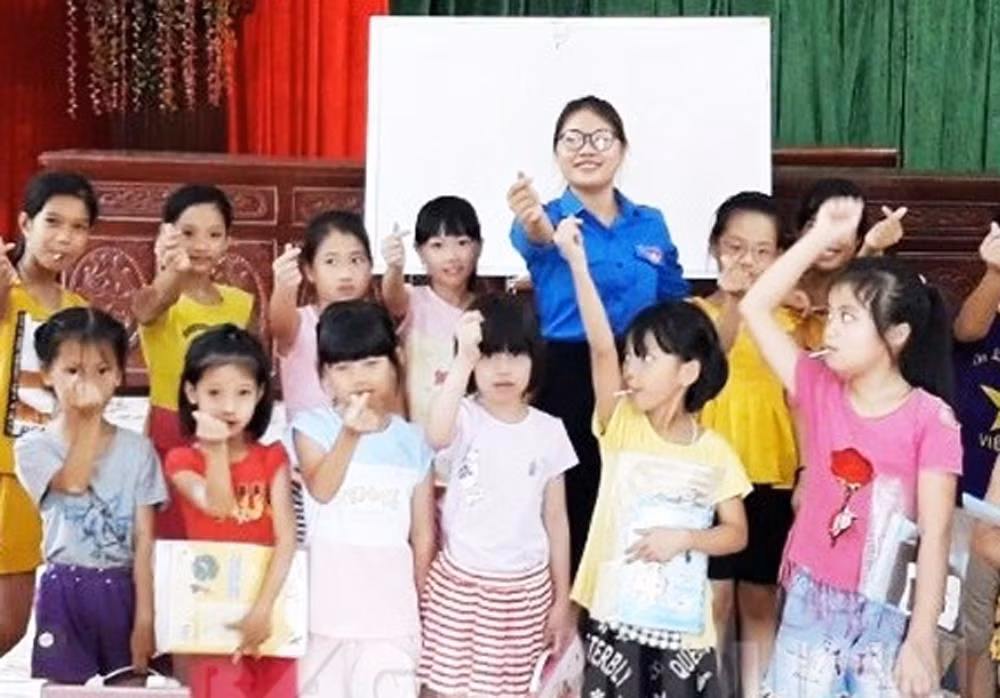Lớp học tiếng Anh miễn phí của cô giáo Hà thu hút đông đảo học sinh tham gia (Ảnh: Thanh Hoa)