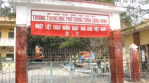 Cổng trường sẽ đóng nếu học sinh đi học muộn 15 phút.