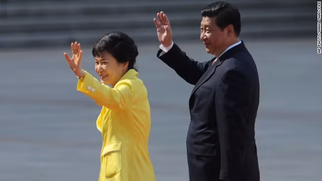 Chủ tịch Tập Cận Bình (phải) và Tổng thống Park Geun Hye. Chủ tịch Tập Cận Bình (phải) và Tổng thống Park Geun Hye.