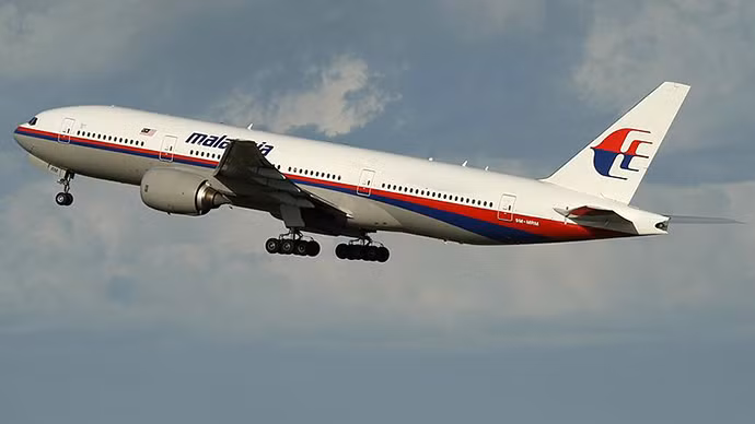 Phó Chủ tịch Malaysia Airlines, ông Fuad Sharuji, vừa thông báo chiếc máy bay vừa bị mất liên lạc của hãng chỉ mang theo nhiên liệu đủ cho 7 giờ bay. Phó Chủ tịch Malaysia Airlines, ông Fuad Sharuji, vừa thông báo chiếc máy bay vừa bị mất liên lạc của hãng chỉ mang theo nhiên liệu đủ cho 7 giờ bay.