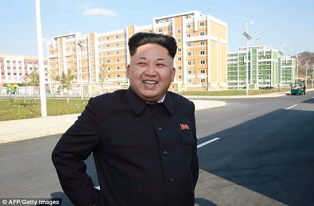 Ông Kim Jong-un cười rạng rỡ trong chuyến thăm khu dân cư mới xây dựng ở Bình Nhưỡng. Ông Kim Jong-un cười rạng rỡ trong chuyến thăm khu dân cư mới xây dựng ở Bình Nhưỡng.