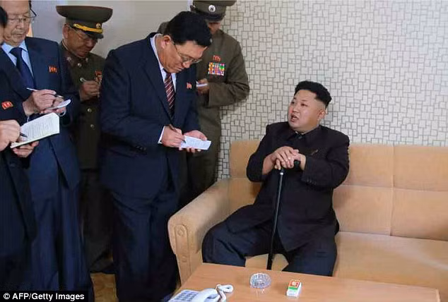 Có tin đồn cho rằng ông Kim Jong-un đang quyết tâm giảm cân nhờ sự giúp đỡ của các chuyên gia Trung Quốc. Có tin đồn cho rằng ông Kim Jong-un đang quyết tâm giảm cân nhờ sự giúp đỡ của các chuyên gia Trung Quốc.