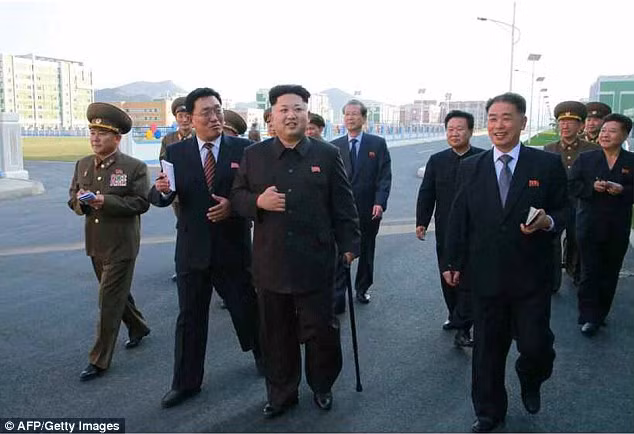 Ông Kim Jong-un chống gậy trong chuyến thăm. Ông Kim Jong-un chống gậy trong chuyến thăm.