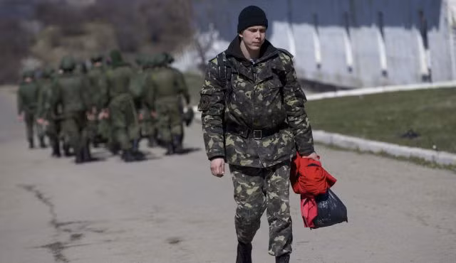 Lính Ukraine rời căn cứ tại Crimea. Lính Ukraine rời căn cứ tại Crimea.