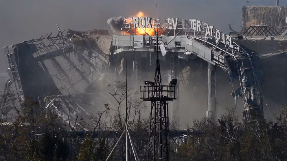 Nhà ga chính của sân bay Donetsk chỉ còn là đống đổ nát.