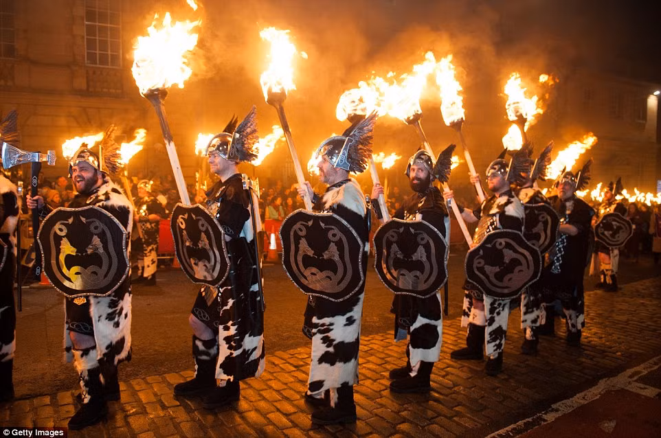 Lễ rước đuốc Hogmanay. Lễ rước đuốc Hogmanay.