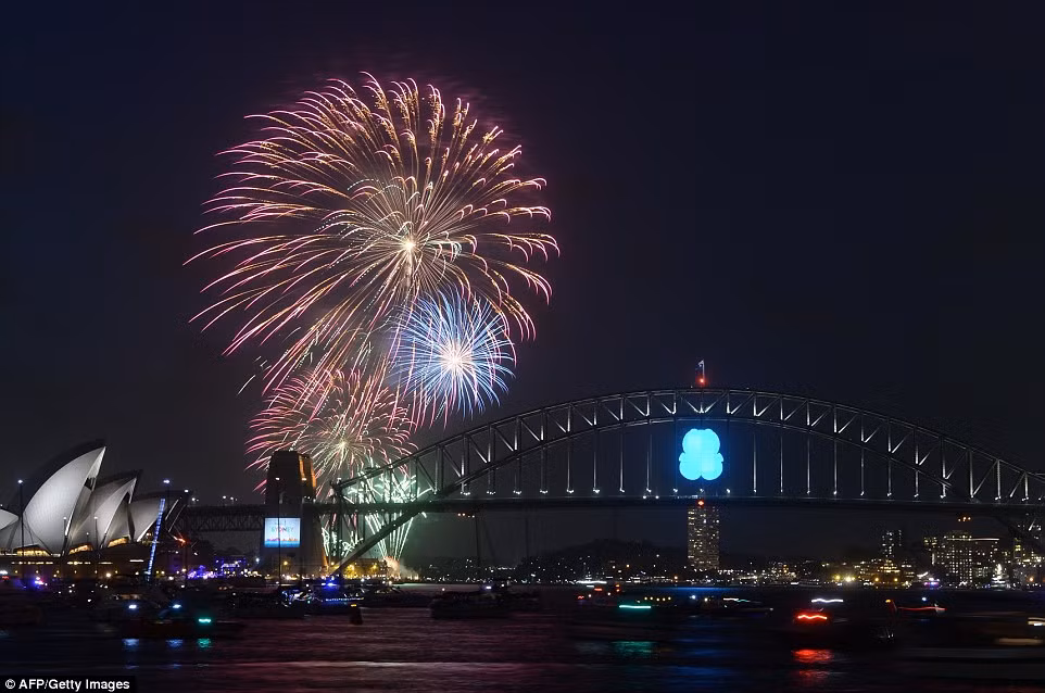 Hơn 1,6 triệu người đã đổ về Sydney để thưởng thức màn bắn pháo hoa. Hơn 1,6 triệu người đã đổ về Sydney để thưởng thức màn bắn pháo hoa.