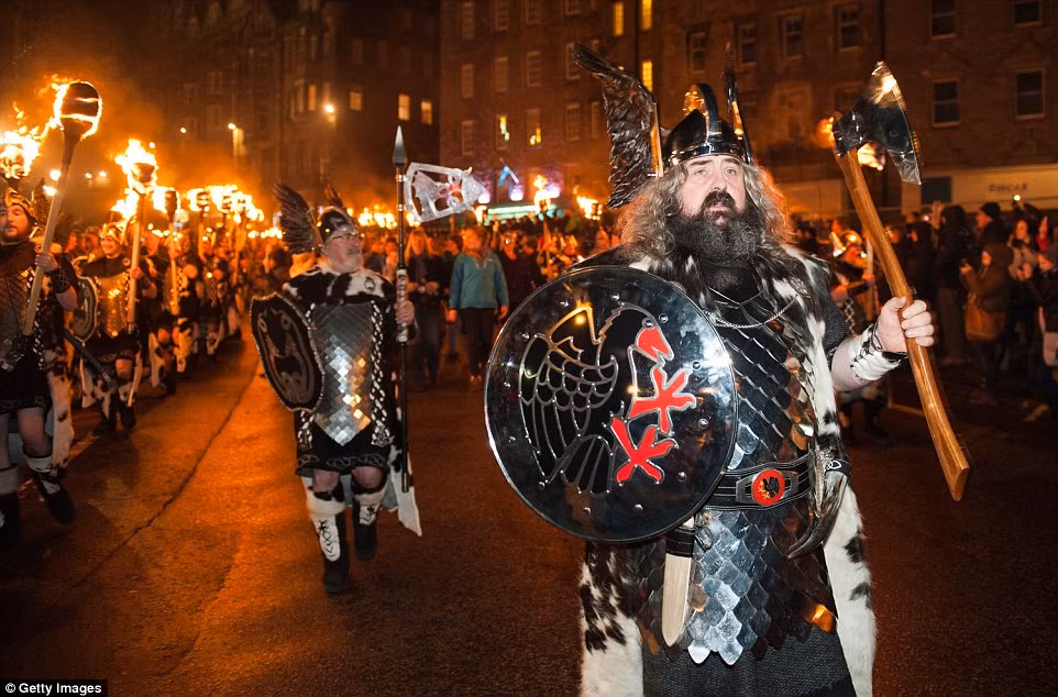 Những người đàn ông ăn mặc như người Viking tham gia lễ hội rước đuốc tại Edinburgh trong lễ Hogmanay. Những người đàn ông ăn mặc như người Viking tham gia lễ hội rước đuốc tại Edinburgh trong lễ Hogmanay.