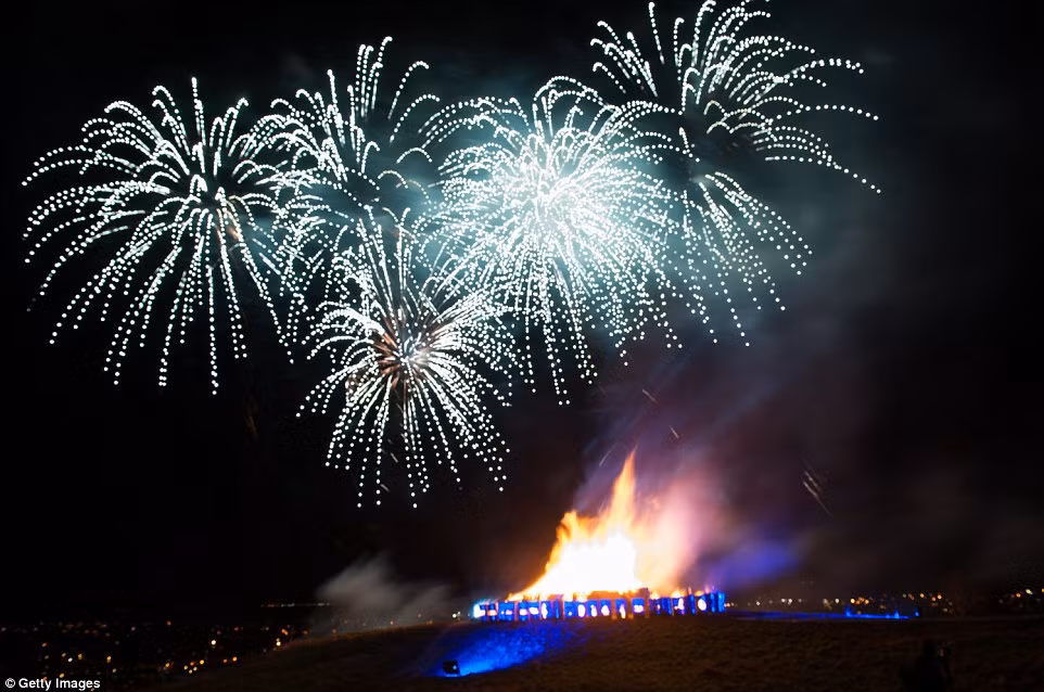 Pháo hoa chào năm mới được bắn từ Calton Hill trong lễ hội Hogmanay ở Edinburgh. Pháo hoa chào năm mới được bắn từ Calton Hill trong lễ hội Hogmanay ở Edinburgh.