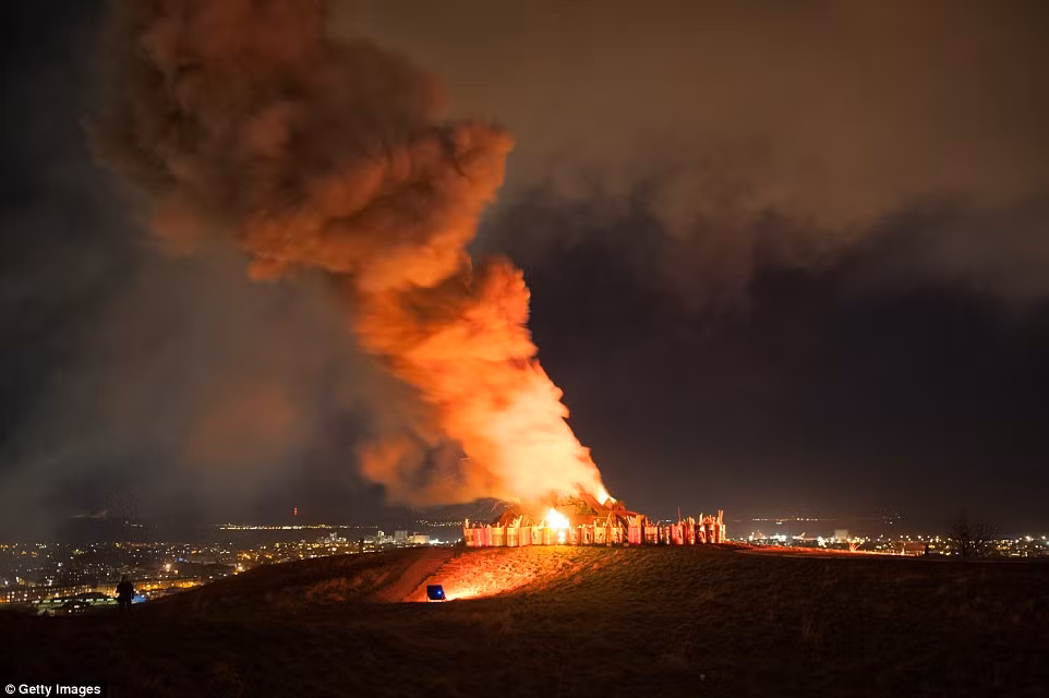 Pháo hoa chào năm mới được bắn từ Calton Hill trong lễ hội Hogmanay ở Edinburgh. Pháo hoa chào năm mới được bắn từ Calton Hill trong lễ hội Hogmanay ở Edinburgh.