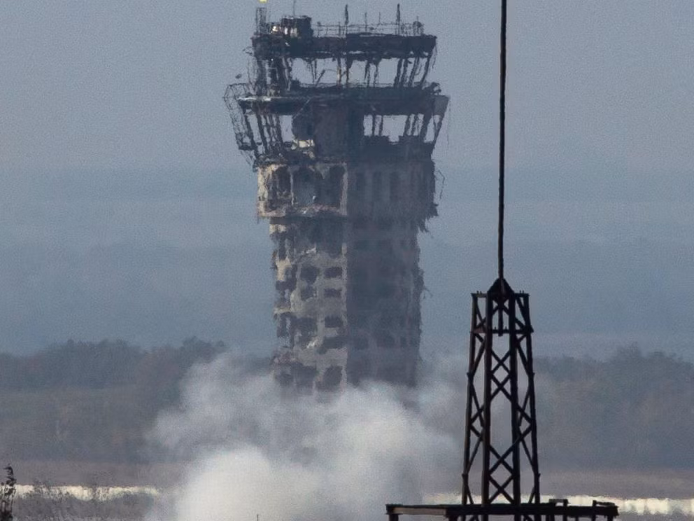 Tháp kiểm soát không lưu của sân bay Donetsk.