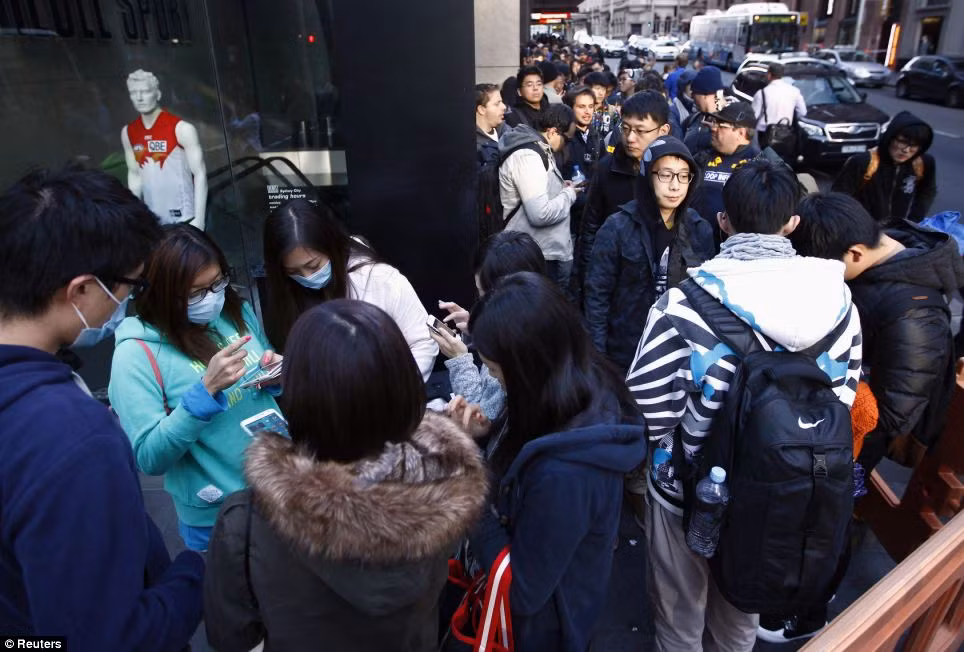 Dòng người xếp hàng mua iPhone 6 tại Sydney.
