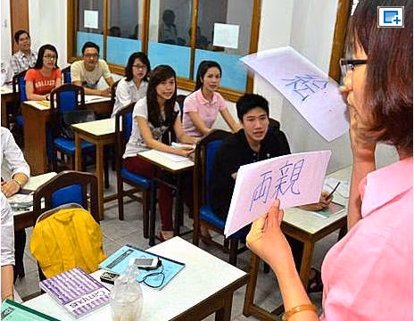 Sinh viên Việt Nam học tiếng Nhật tại Trường tiếng Nhật Đông Du. Sinh viên Việt Nam học tiếng Nhật tại Trường tiếng Nhật Đông Du.