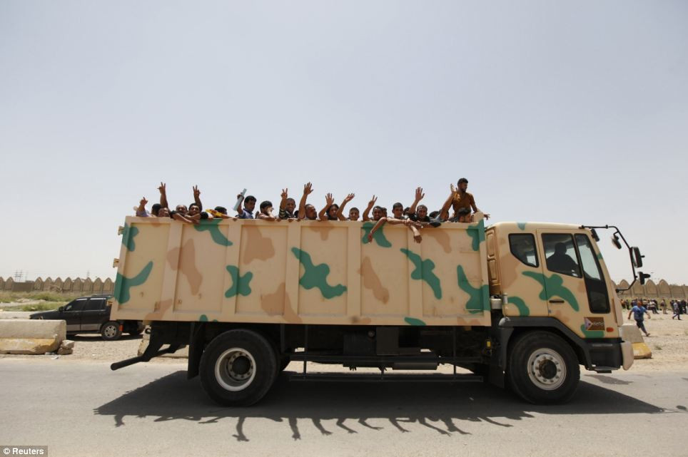 Tình nguyện viên Baghdad lên đường ra tiền tuyến chống lại phiến quân ISIS