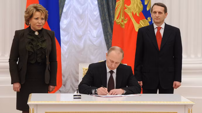 Tổng thống Nga Vladimir Putin hôm 21/3 đã phê chuẩn luật sửa đổi hoàn tất thủ tục pháp lý cho việc sáp nhập Crimea vào lãnh thổ Liên bang Nga. Tổng thống Nga Vladimir Putin hôm 21/3 đã phê chuẩn luật sửa đổi hoàn tất thủ tục pháp lý cho việc sáp nhập Crimea vào lãnh thổ Liên bang Nga.