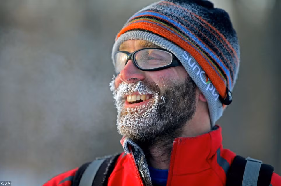 Greg Rohde khi đi làm tại Đại học Minnesota bằng ván trượt tuyết. Greg Rohde khi đi làm tại Đại học Minnesota bằng ván trượt tuyết.