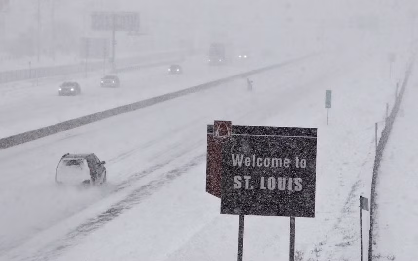 Tuyết trắng khiến tầm nhìn trên đường cao tốc ở St. Louis giảm mạnh. Tuyết trắng khiến tầm nhìn trên đường cao tốc ở St. Louis giảm mạnh.
