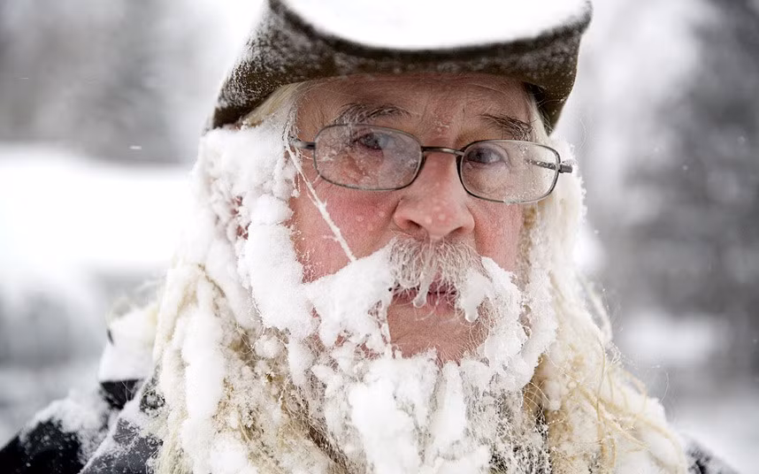 Lee Tuttle, 66 tuổi, với chòm râu trắng thêm vì tuyết ở Michigan. Lee Tuttle, 66 tuổi, với chòm râu trắng thêm vì tuyết ở Michigan.