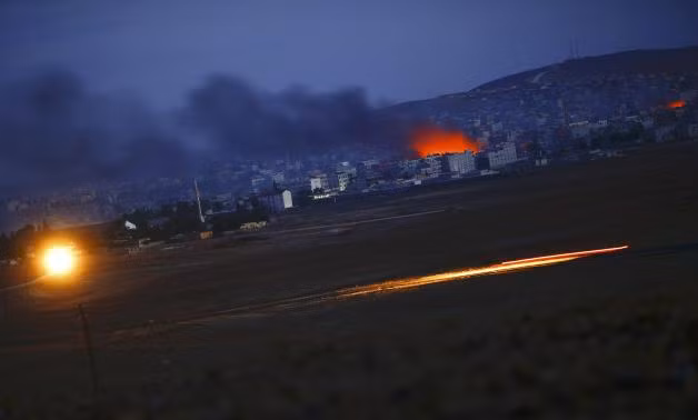 Bãi đất trống nằm giữa Kobani và Thổ Nhĩ Kỳ đang trở thành mục tiêu pháo kích chính của IS.