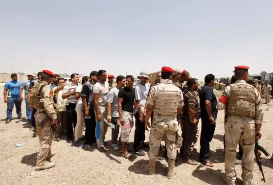 Các tình nguyện viên đăng ký gia nhập quân đội Iraq để trấn áp những tay súng nổi dậy người Sunni. Các tình nguyện viên đăng ký gia nhập quân đội Iraq để trấn áp những tay súng nổi dậy người Sunni.