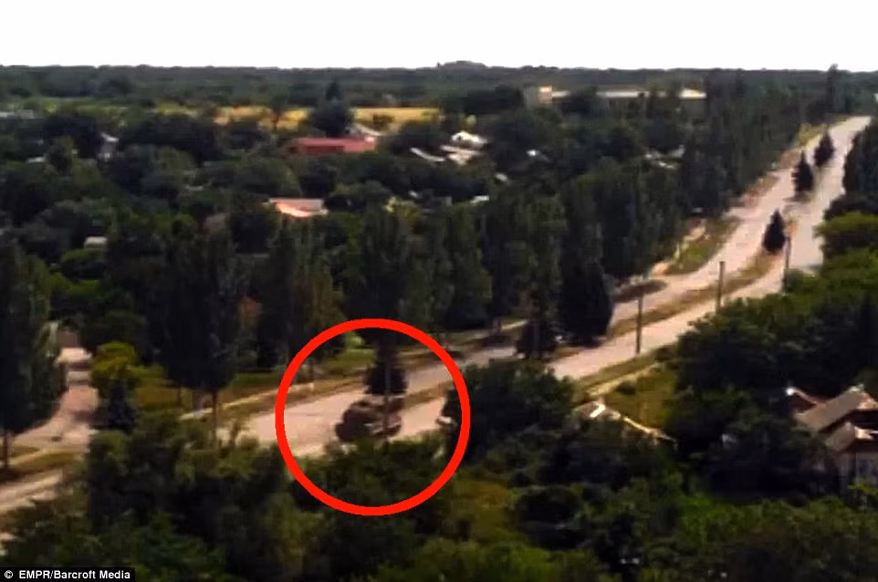 Hình ảnh được cho là hệ thống Buk di chuyển trên đường ở Torez, nơi MH17 bị rơi, vào ngày 17.7 Hình ảnh được cho là hệ thống Buk di chuyển trên đường ở Torez, nơi MH17 bị rơi, vào ngày 17.7
