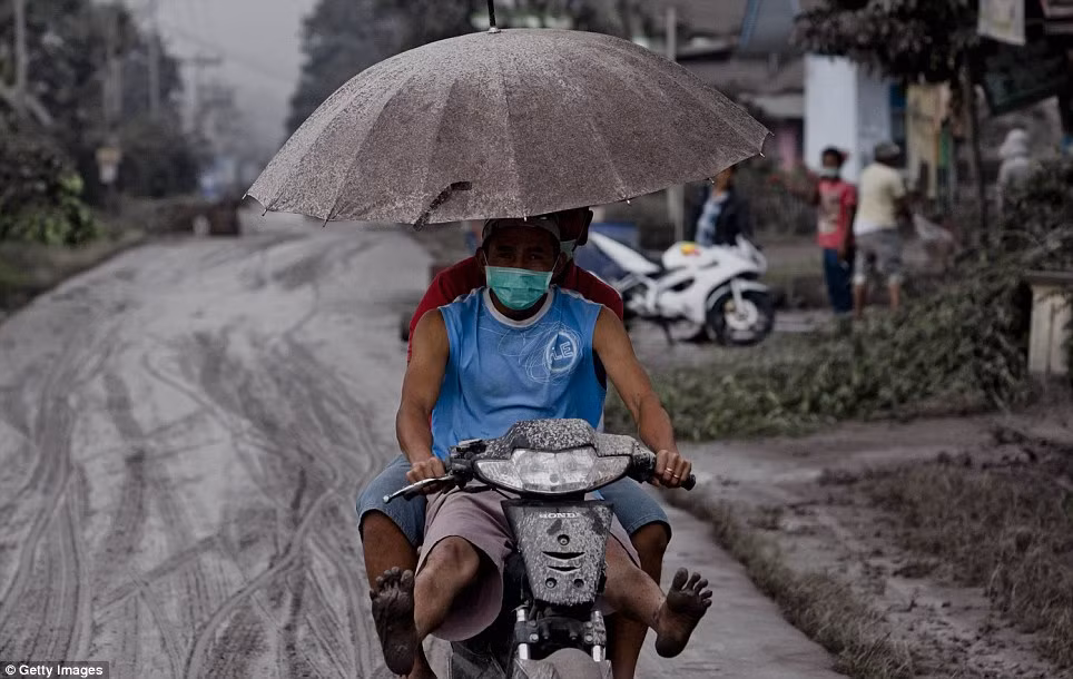 Những con đường lầy lội vì tro bụi.
