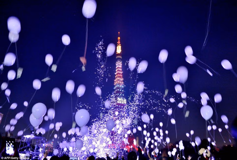 Hàng ngàn quả bóng được thả lên bầu trời Tokyo trong đêm Giao thừa.