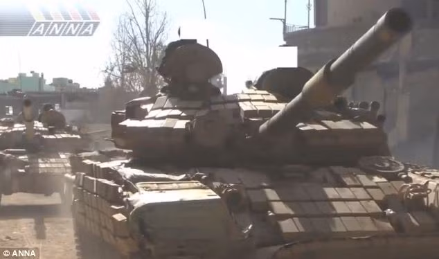 Binh sĩ Syria chuẩn bị rời xe tăng tấn công các tay súng. Binh sĩ Syria chuẩn bị rời xe tăng tấn công các tay súng.