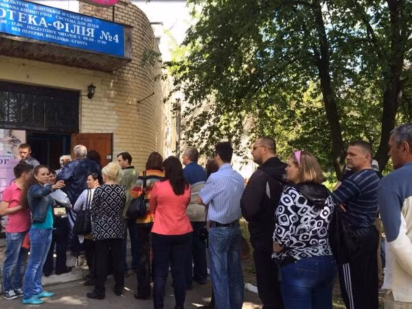 Người dân xếp hàng đi bỏ phiếu tại Donetsk. Người dân xếp hàng đi bỏ phiếu tại Donetsk.