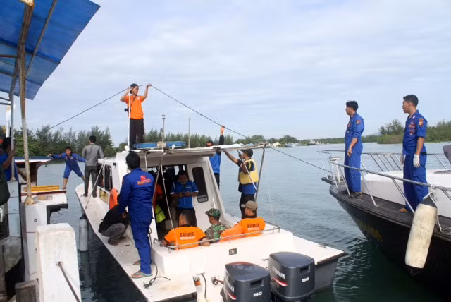 Lực lượng cứu hộ Indonesia tiếp tục tìm kiếm vào ngày 29/12. Lực lượng cứu hộ Indonesia tiếp tục tìm kiếm vào ngày 29/12.
