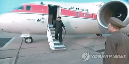 Cảnh trên truyền hình trung ương Triều Tiên cho thấy Kim Jong-un bước ra từ chuyên cơ để tới địa điểm tập trận hồi tháng 7. Cảnh trên truyền hình trung ương Triều Tiên cho thấy Kim Jong-un bước ra từ chuyên cơ để tới địa điểm tập trận hồi tháng 7.