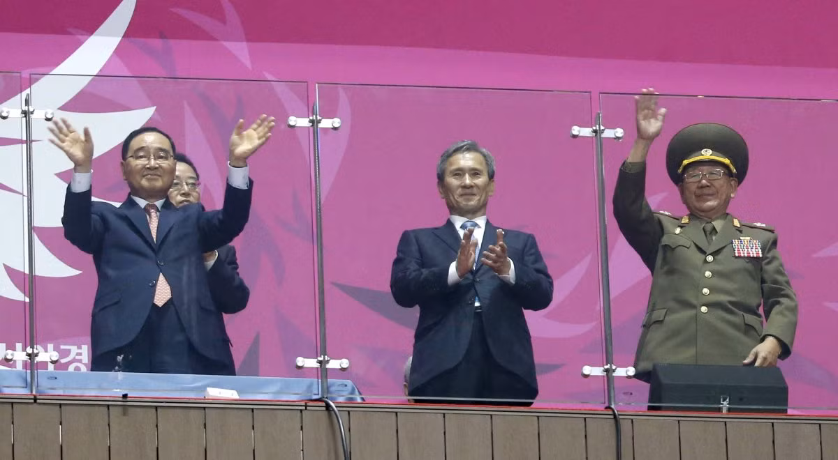 Hwang Pyong-so (phải), Bộ trưởng Quốc phòng Hàn Quốc Kim Kwan-jin (giữa) tại Seoul hồi tuần trước. Hwang Pyong-so (phải), Bộ trưởng Quốc phòng Hàn Quốc Kim Kwan-jin (giữa) tại Seoul hồi tuần trước.