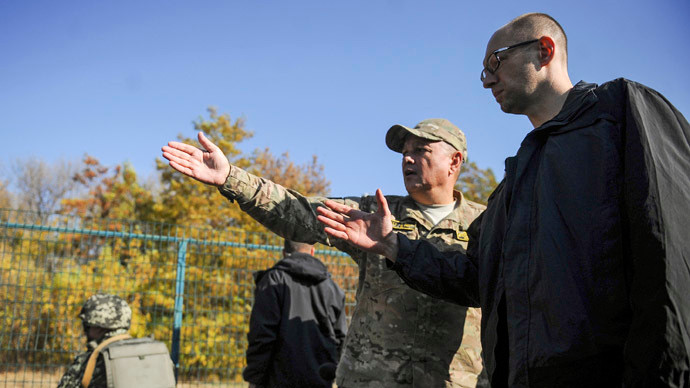Thủ tướng Ukraine Arseny Yatsenuk (phải) khảo sát tiến độ thực hiện dự án "Bức tường" trên biên giới với Nga.