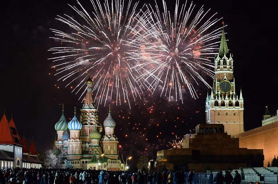 Quảng trường Đỏ ở Moscow tưng bừng pháo hoa. Quảng trường Đỏ ở Moscow tưng bừng pháo hoa.