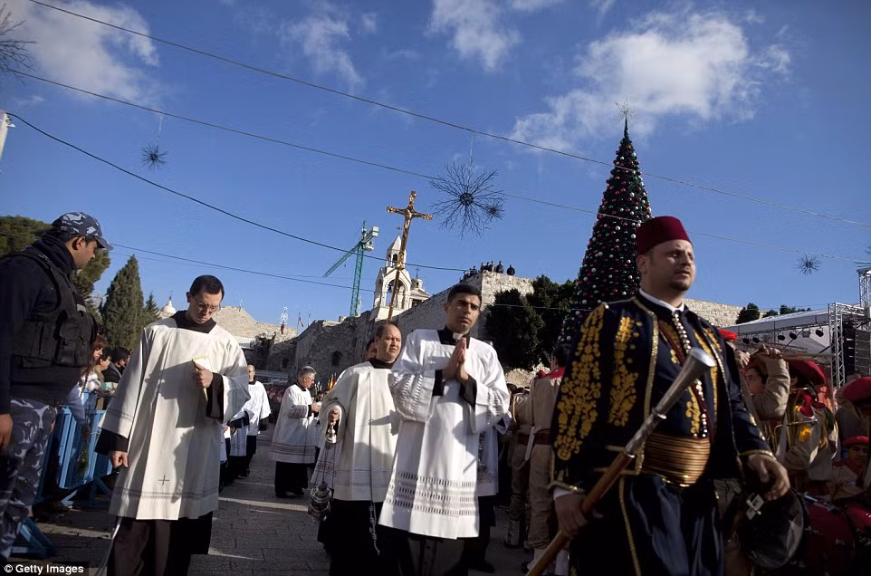 Người dân Bethlehem diễu hành trong ngày Giáng sinh. Người dân Bethlehem diễu hành trong ngày Giáng sinh.