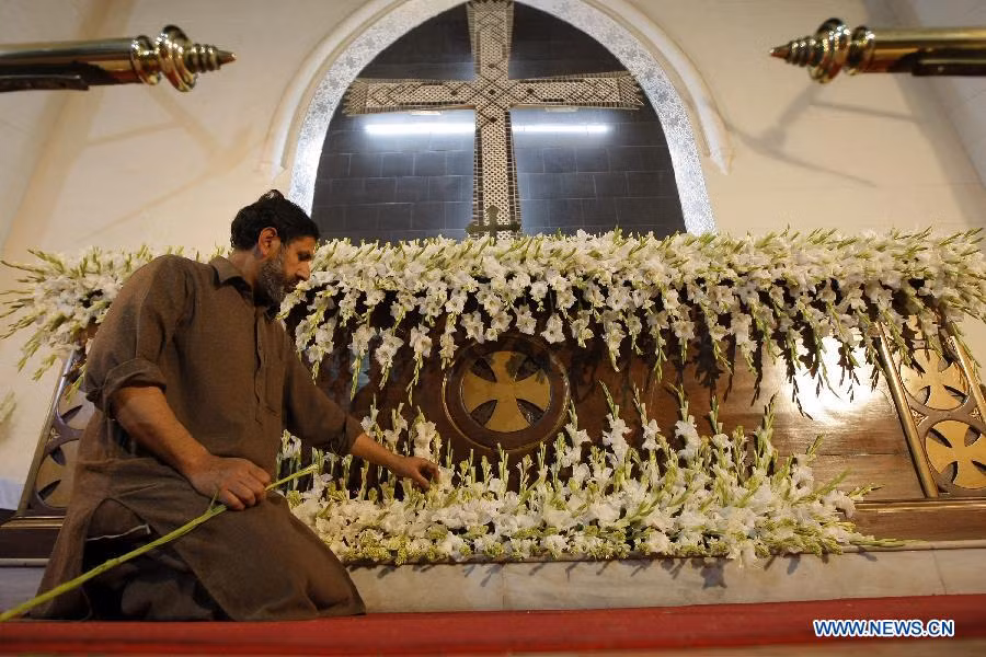 Một tín hữu người Pakistan ăn mừng Giáng sinh tại nhà thờ ở tây bắc nước này. Một tín hữu người Pakistan ăn mừng Giáng sinh tại nhà thờ ở tây bắc nước này.