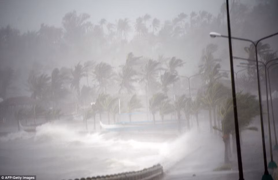 Sóng to và gió lớn do bão Hagupit mang lại khi tấn công khu vực phía đông Philippines.