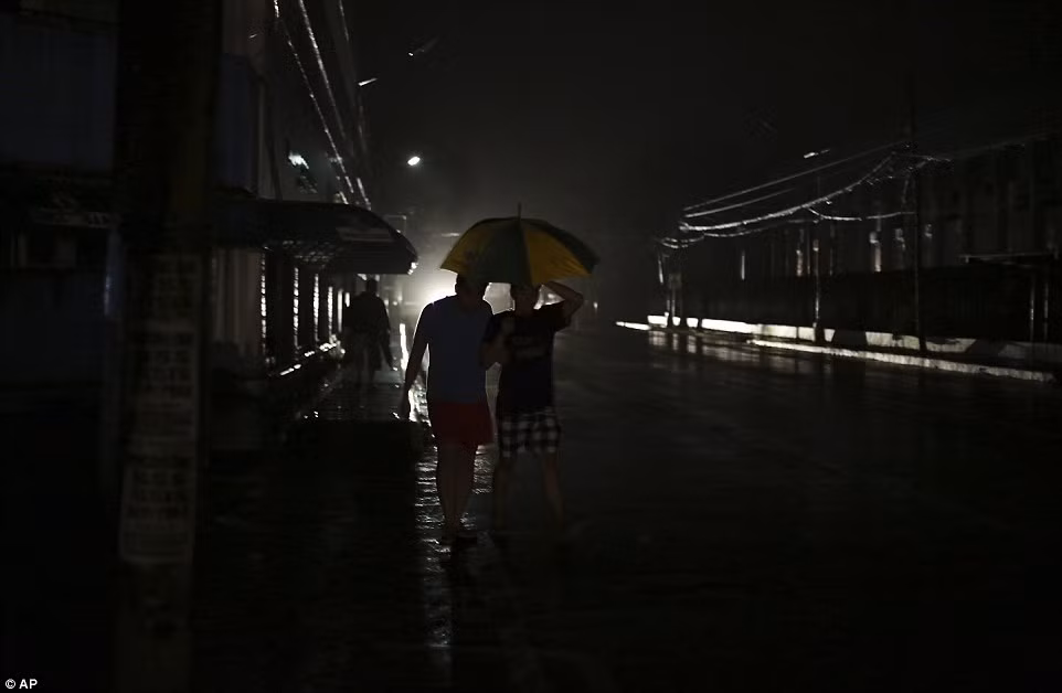 Nhiều khu vực chìm trong bống tối sau khi bão quật đổ cột điện.