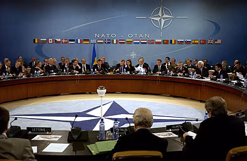 Một cuộc họp của 28 thành viên NATO Một cuộc họp của 28 thành viên NATO