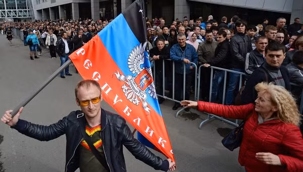 Người biểu tình Đông Ukraine ủng hộ ly khai.