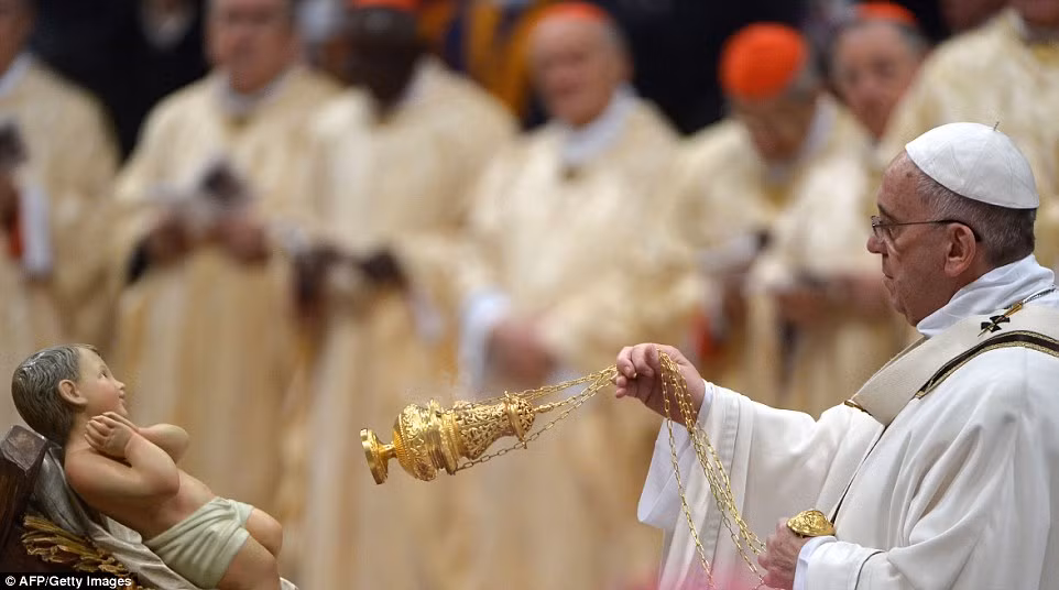 Giáo hoàng Francis cử hành Thánh lễ trong đêm Giáng sinh tại nhà thờ St Peter ở Vatican. Giáo hoàng Francis cử hành Thánh lễ trong đêm Giáng sinh tại nhà thờ St Peter ở Vatican.